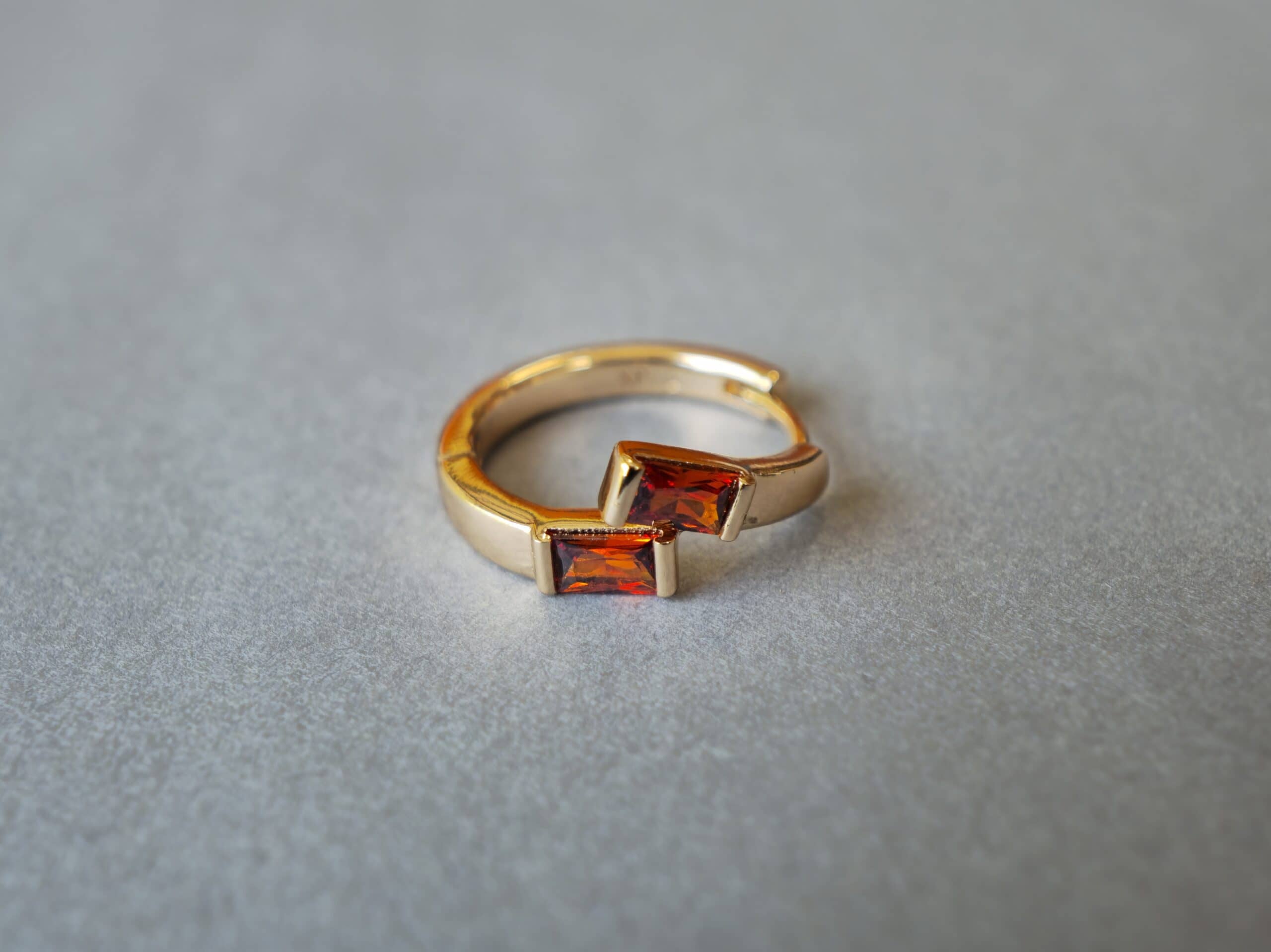 arracadas medianas cortas con piedra naranja