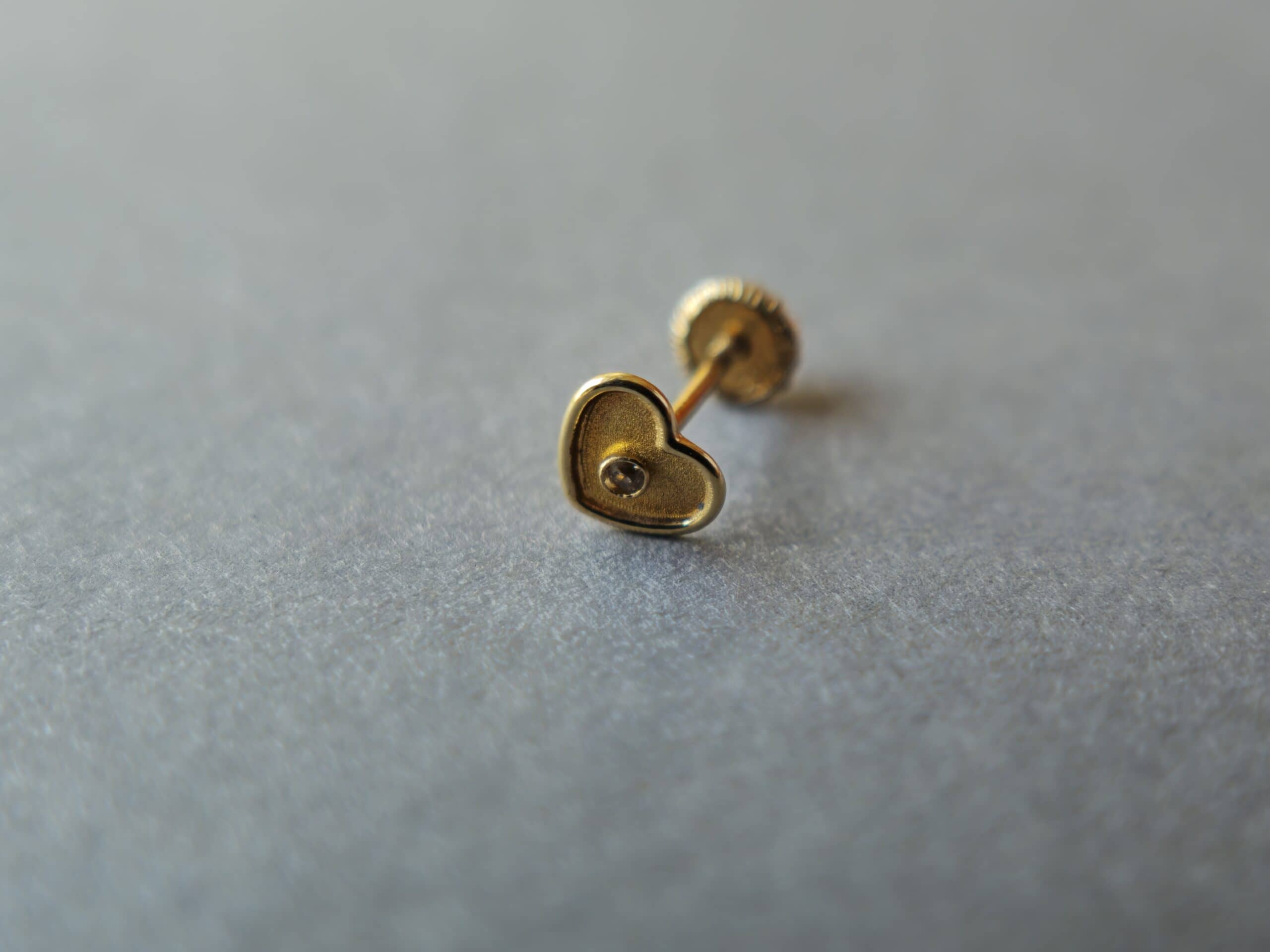 broqueles de corazón con piedra tornasol en medio