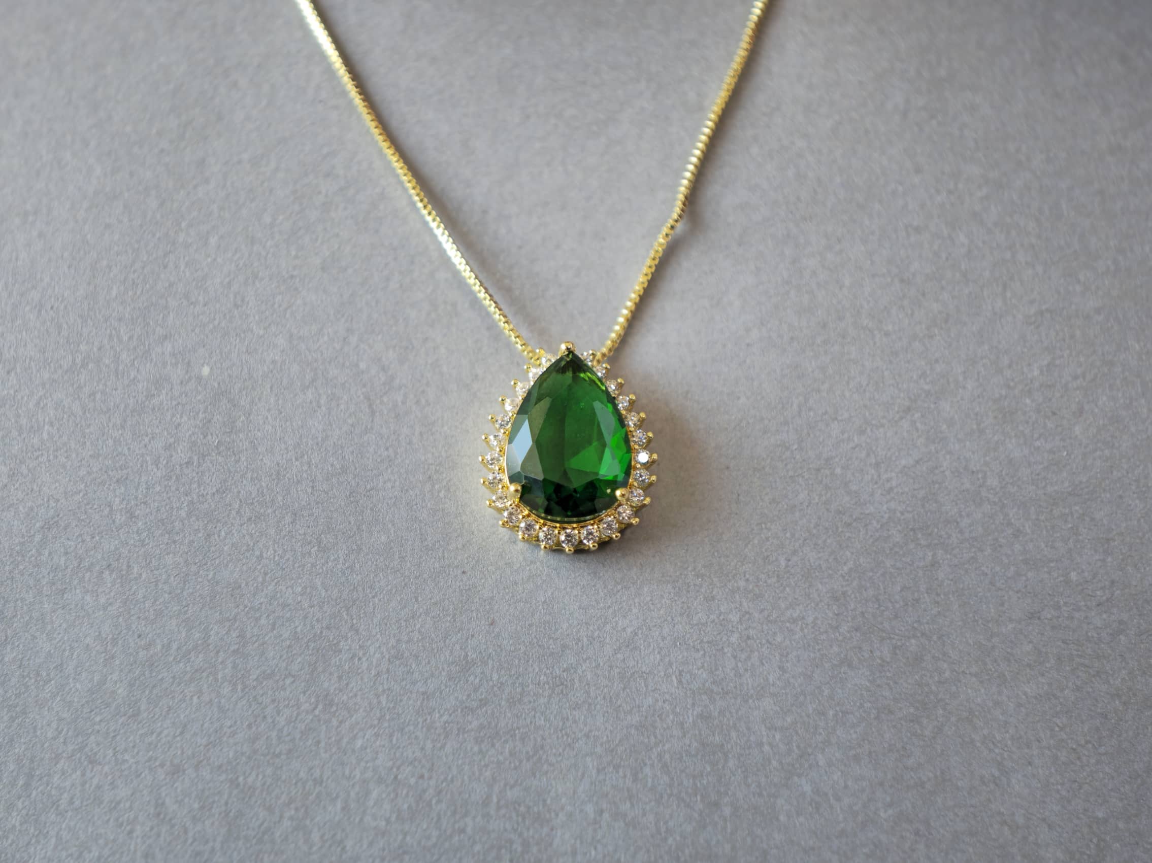 juego de collar y aretes de gota verde esmeralda